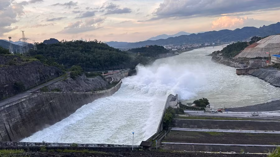 Thuỷ điện Hoà Bình tiếp tục mở thêm 1 cửa xả đáy vào tối 13/8.