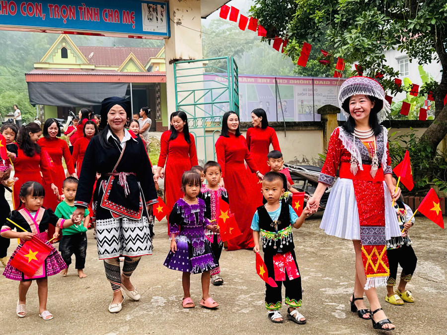Cô và trò Trường Mầm non Thu Cúc (Phú Thọ) trong Ngày hội đến trường.