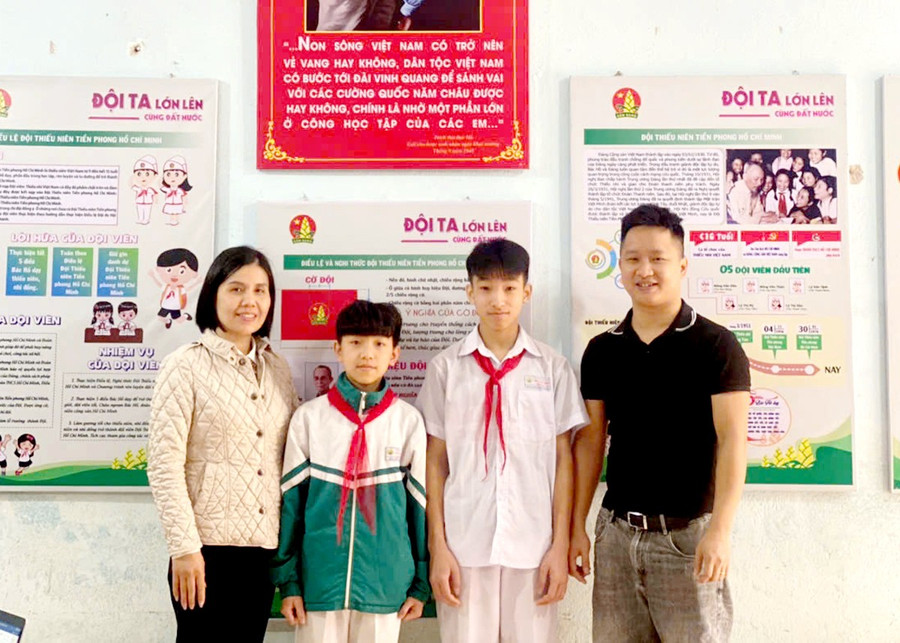 Anh Bùi Việt Đức (ngoài cùng bên phải) cảm ơn cô giáo chủ nhiệm và hai em học sinh đã nhặt được tiền, trả người đánh mất. Ảnh: Hải Đăng