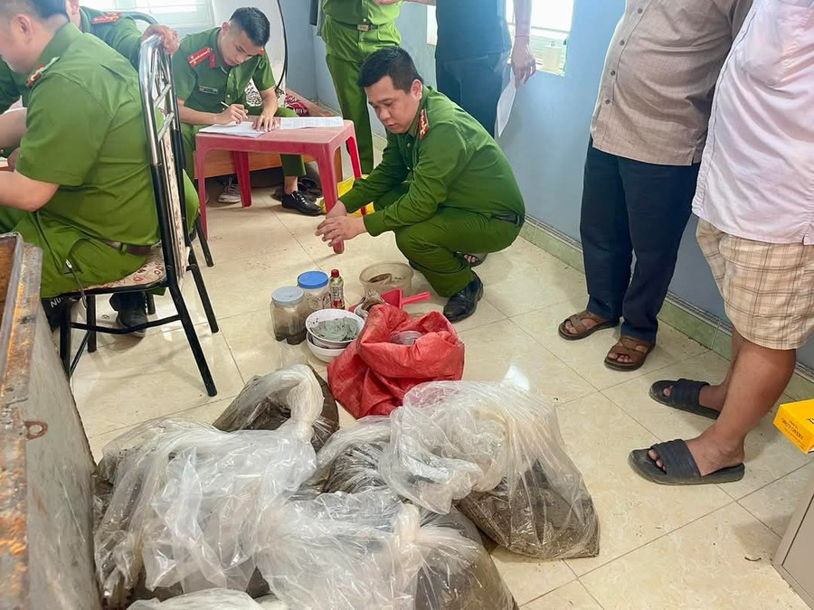 Lực lượng chức năng thu giữ tang vật. Ảnh: Công an tỉnh Tuyên Quang