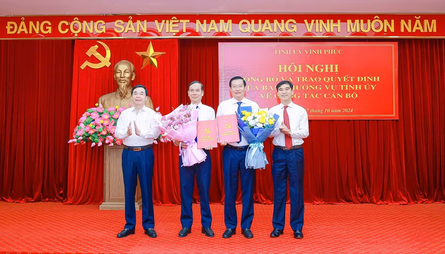 Lãnh đạo Tỉnh ủy Vĩnh Phúc trao quyết định, tặng hoa chúc mừng ông Nguyễn Tuấn Khanh và Trần Thanh Hải nhận nhiệm vụ mới.