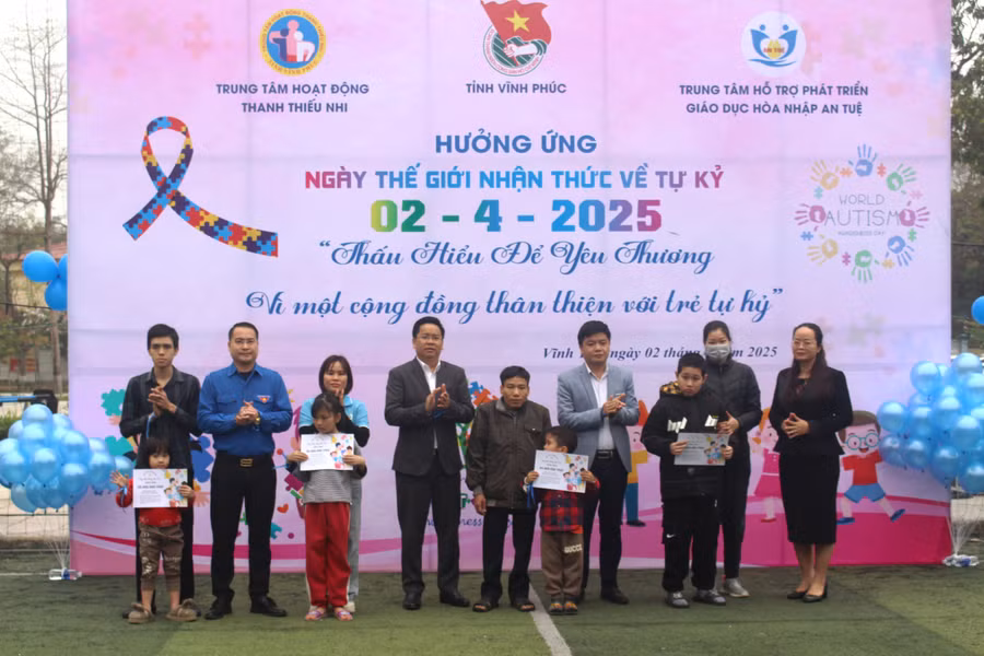 Ban tổ chức trao quà cho trẻ tự kỷ có hoàn cảnh khó khăn.