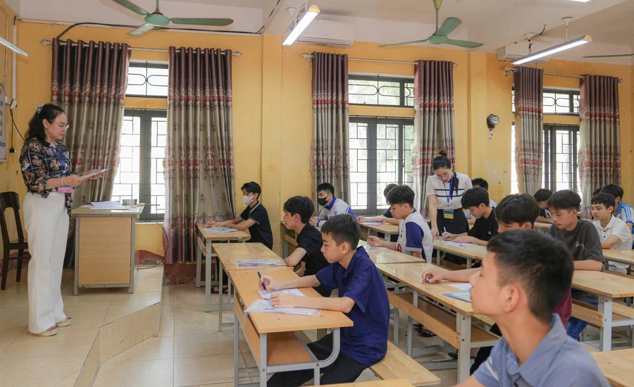 Quang cảnh phòng thi tại Hội đồng coi thi Trường THPT Võ Thị Sáu (Vĩnh Phúc).