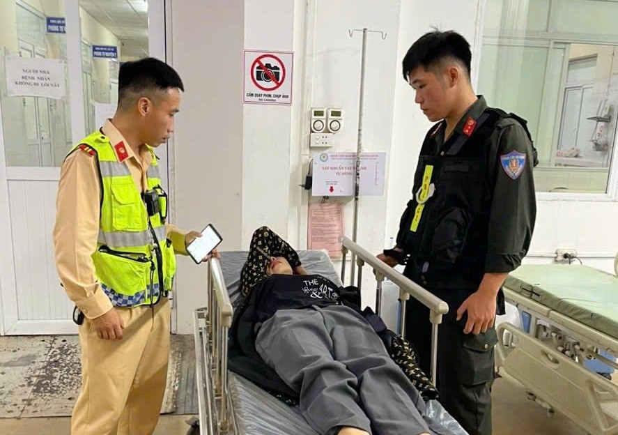 Cán bộ CSGT Công an tỉnh Phú Thọ hỗ trợ đưa chị H. đi cấp cứu kịp thời.