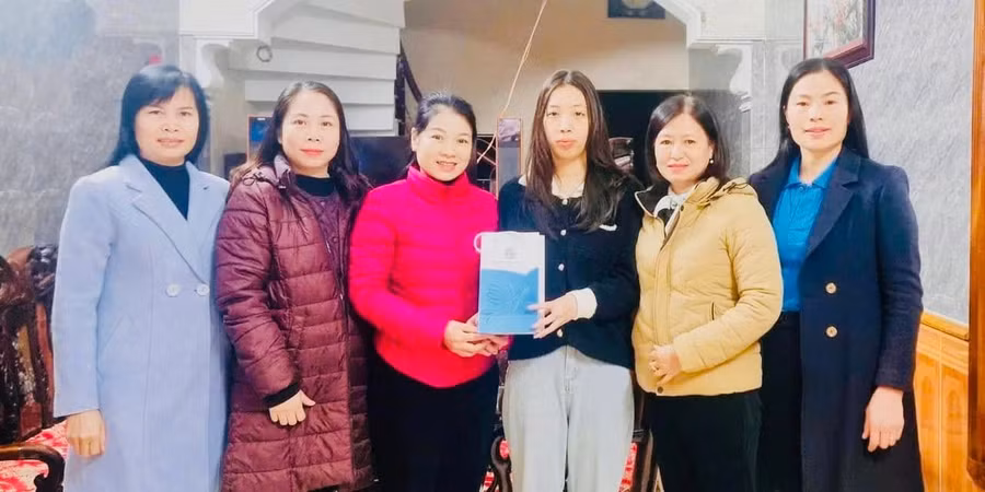 Hội Liên hiệp Phụ nữ tỉnh Tuyên Quang tặng quà em Nguyễn Thị Phương Linh.