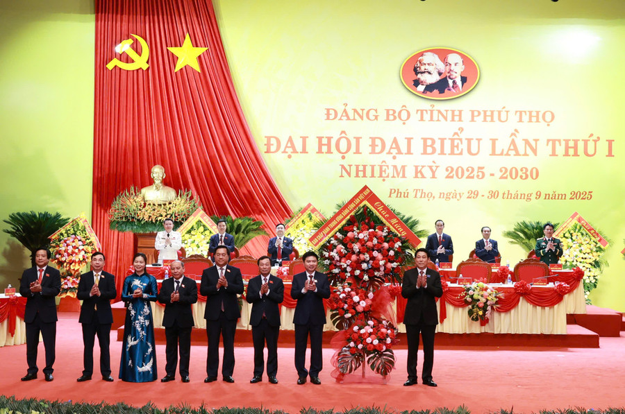 Chủ tịch nước Lương Cường (bìa phải) tặng hoa chúc mừng Đại hội. s1.jpg