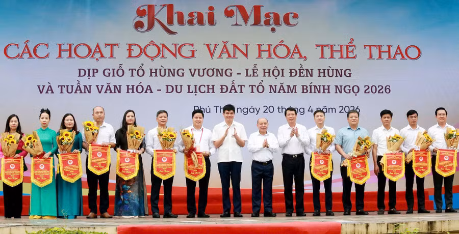 Đại biểu tỉnh Phú Thọ trao cờ lưu niệm cho các cụm xã, phường tham gia hoạt động văn nghệ, hội trại văn hóa.