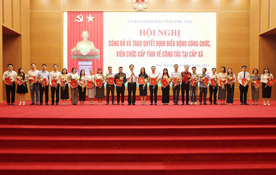Ông Trần Duy Đông, Chủ tịch UBND tỉnh Phú Thọ trao quyết định điều động cho công chức, viên chức.
