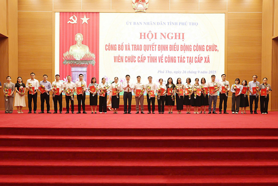 Ông Trần Việt Cường, Giám đốc Sở Nội vụ Phú Thọ trao quyết định điều động cho công chức, viên chức. img-20250926-142809.jpg