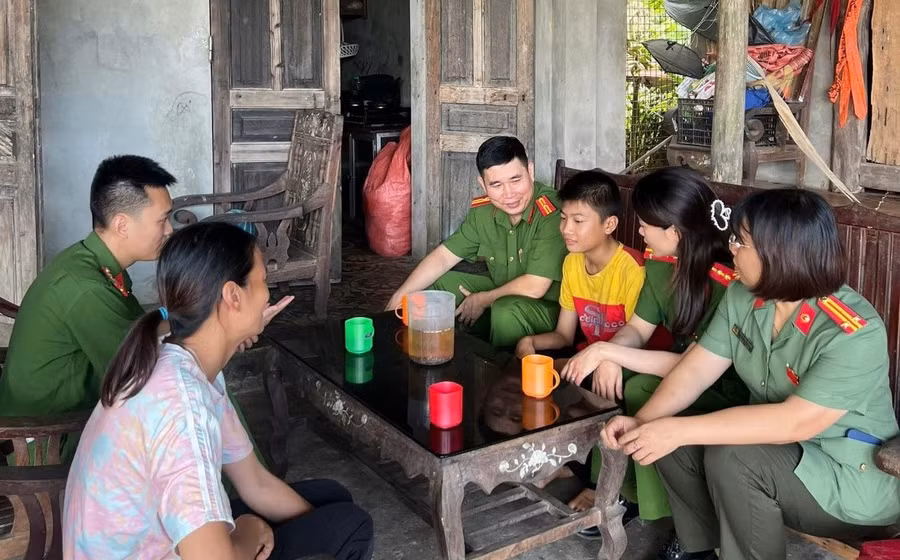 Cán bộ Công an xã Thanh Sơn thăm hỏi, động viên cháu Dương. 