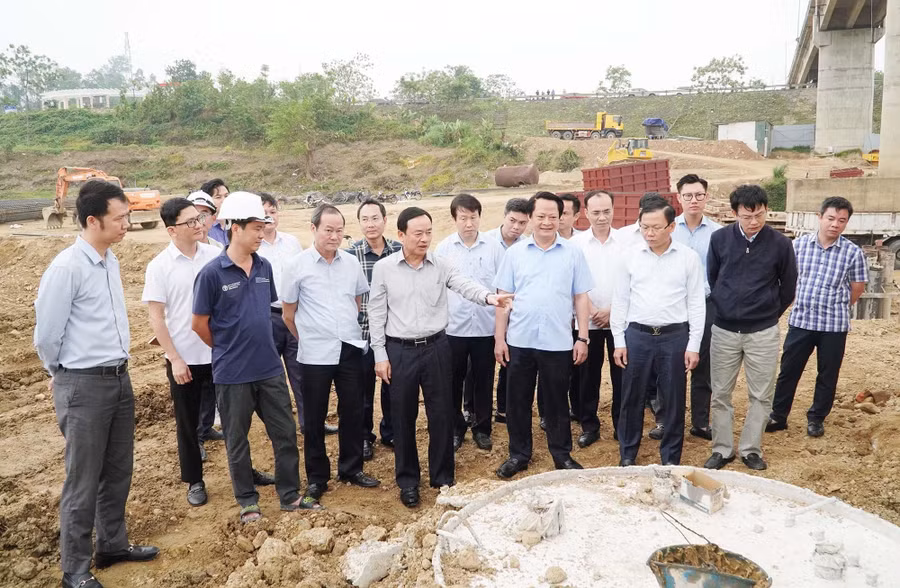 Phó Chủ tịch UBND tỉnh Quách Tất Liêm kiểm tra công tác sửa chữa, khắc phục hư hỏng cầu Sông Lô.