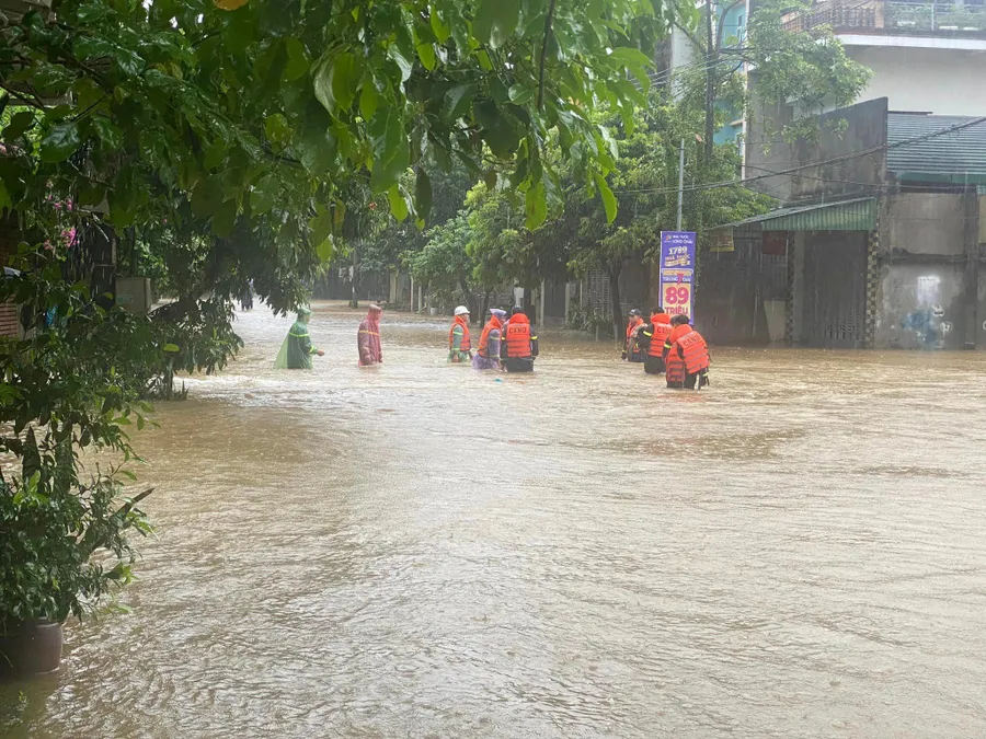 Khu vực đường Lý Tự Trọng, phường Trần Phú (TP Hà Giang) bị ngập sâu trong nước, lực lượng chức năng kịp thời có mặt hỗ trợ người dân di chuyển đồ đạc.