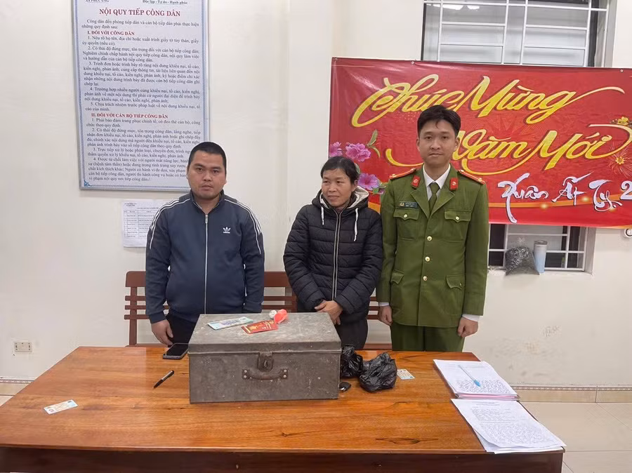 Chỉ Thảo vui mừng nhận lại chiếc hòm sắt chưa tiền, vàng của mình. Ảnh: Công an tỉnh Tuyên Quang