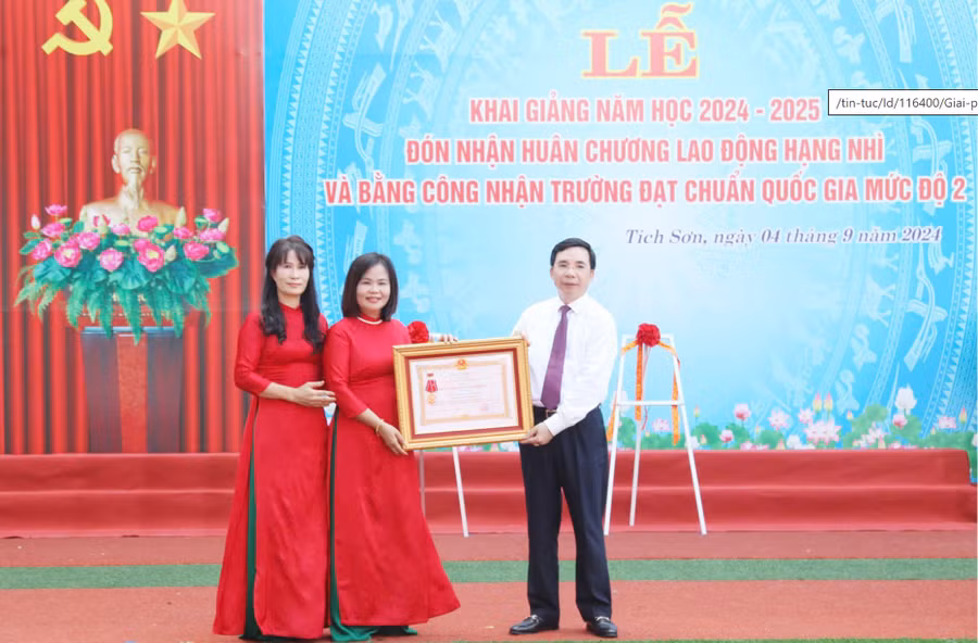 Ông Bùi Huy Vĩnh, Trưởng Ban Tuyên giáo Tỉnh ủy Vĩnh Phúc trao Huân chương Lao động hạng Nhì của Chủ tịch nước cho Trường THCS Tích Sơn.