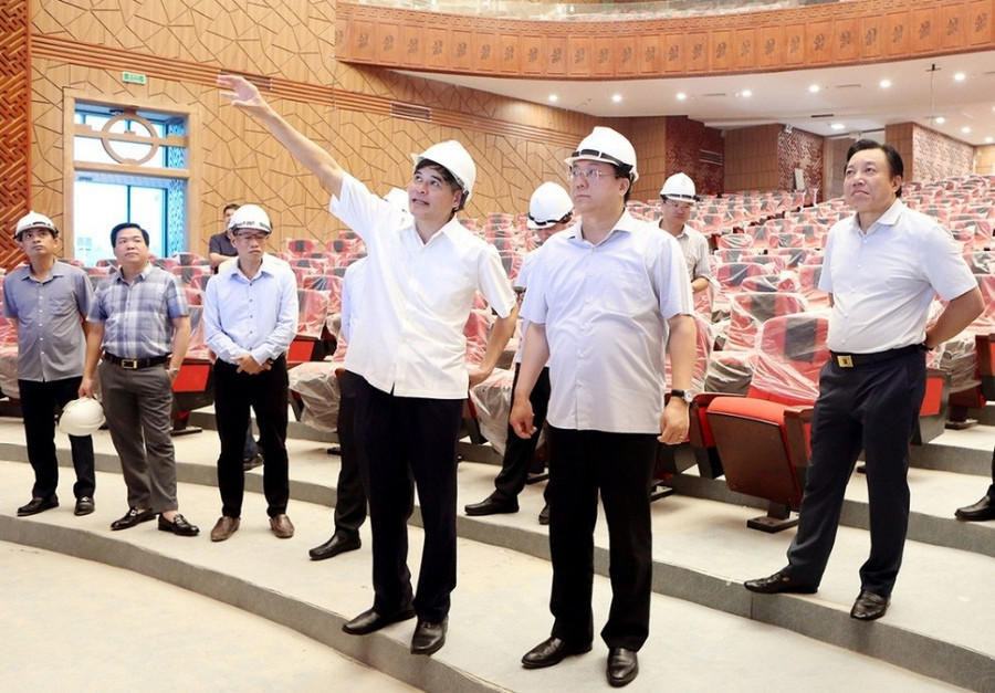 Chủ tịch UBND tỉnh Phú Thọ Trần Duy Đông kiểm tra thực tế dự án Nhà Văn hoá nghệ thuật tỉnh.