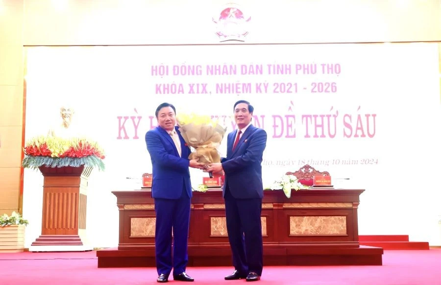 Ông Bùi Minh Châu, Bí thư Tỉnh ủy, Chủ tịch HĐND tỉnh, Trưởng Đoàn ĐBQH tỉnh Phú Thọ (bên phải) tặng hoa chúc mừng tân Phó Chủ tịch UBND tỉnh Phú Thọ Nguyễn Huy Ngọc