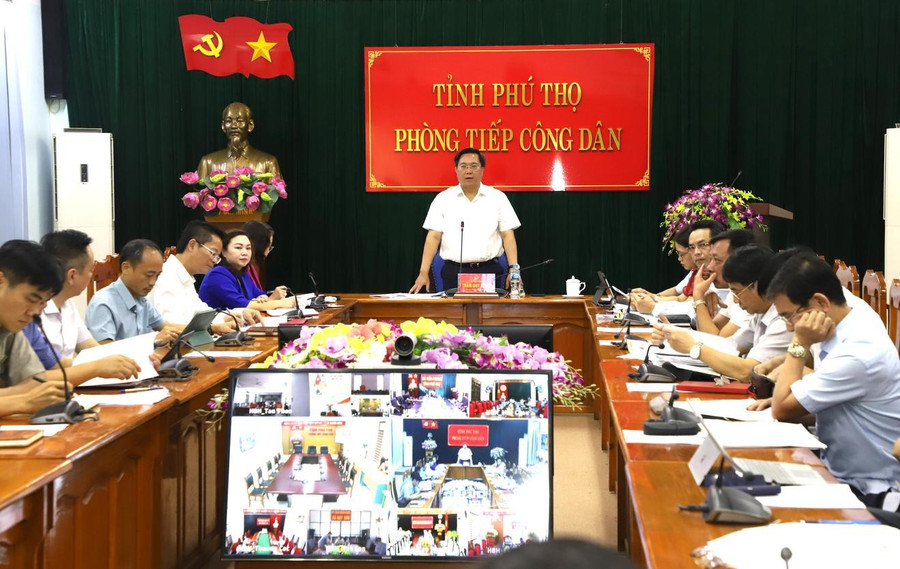 Chủ tịch UBND tỉnh Phú Thọ Trần Duy Đông chỉ đạo xử lý vụ việc tại chợ trung tâm xã Lương Sơn.