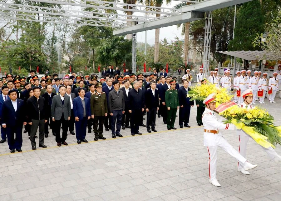 Tổng Bí thư Tô Lâm cùng Đoàn đại biểu dâng hoa tưởng nhớ các anh hùng liệt sĩ tại nghĩa trang liệt sĩ Quốc gia Vị Xuyên, tỉnh Hà Giang. 