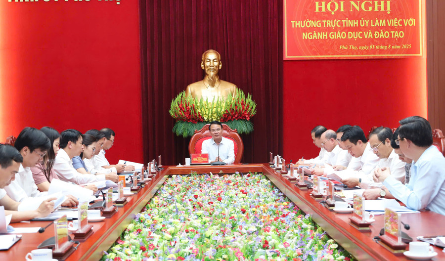 Trong ngày 1/8, Bí thư Tỉnh ủy Phú Thọ đã có buổi làm việc với ngành Y tế và Giáo dục của tỉnh. bt.jpg