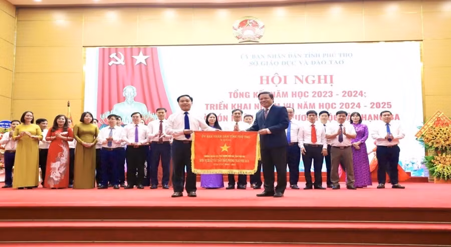 Ông Phan Trọng Tấn – Phó Chủ tịch UBND tỉnh Phú Thọ trao Cờ Đơn vị Xuất sắc dẫn đầu phong trào thi đua cho nhà trường.