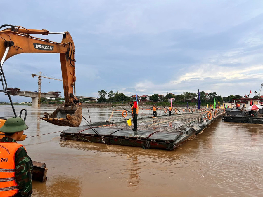 Cầu phao Phong Châu dừng vận hành do nước lớn kèm rác.