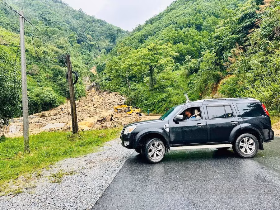 Sạt lở đất trên tuyến ĐT.177 gây ách tắc cục bộ trong khoảng thời gian ngắn.