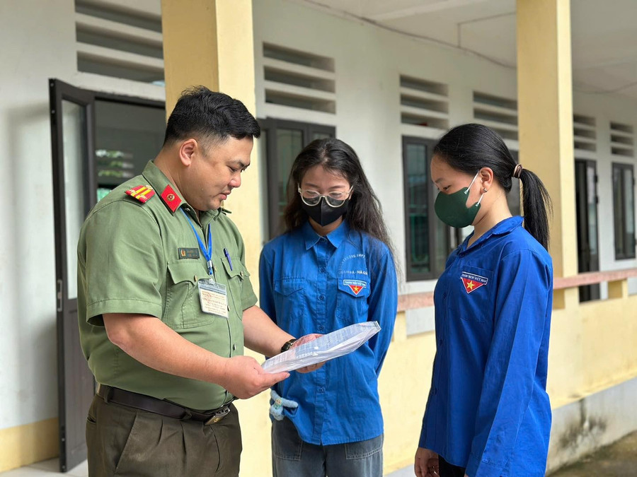 Công an thị trấn Tam Sơn (huyện Quản Bạ) vận động nữ sinh không bỏ thi tốt nghiệp THPT năm 2025.
