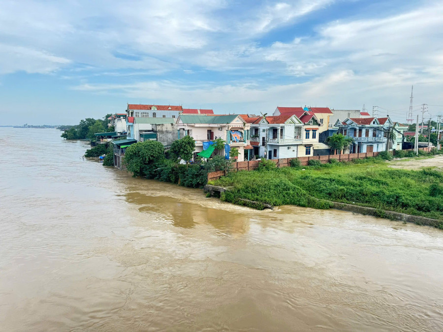 Nước sông Lô qua tỉnh Phú Thọ lên cao. (Ảnh: Công an tỉnh Phú Thọ)