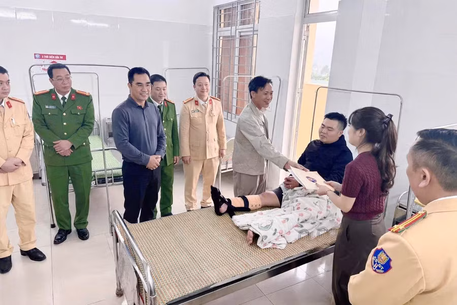 Lãnh đạo Công an tỉnh Phú Thọ thăm và động viên cán bộ chiến sĩ bị thương trong quá trình làm nhiệm vụ.