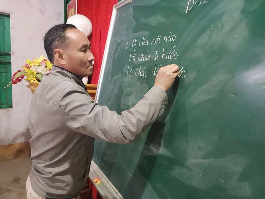 Giáo viên tham gia lớp xoá mù chữ tại Tuyên Quang đều tập huấn kiến thức về phương pháp dạy học xóa mù chữ.