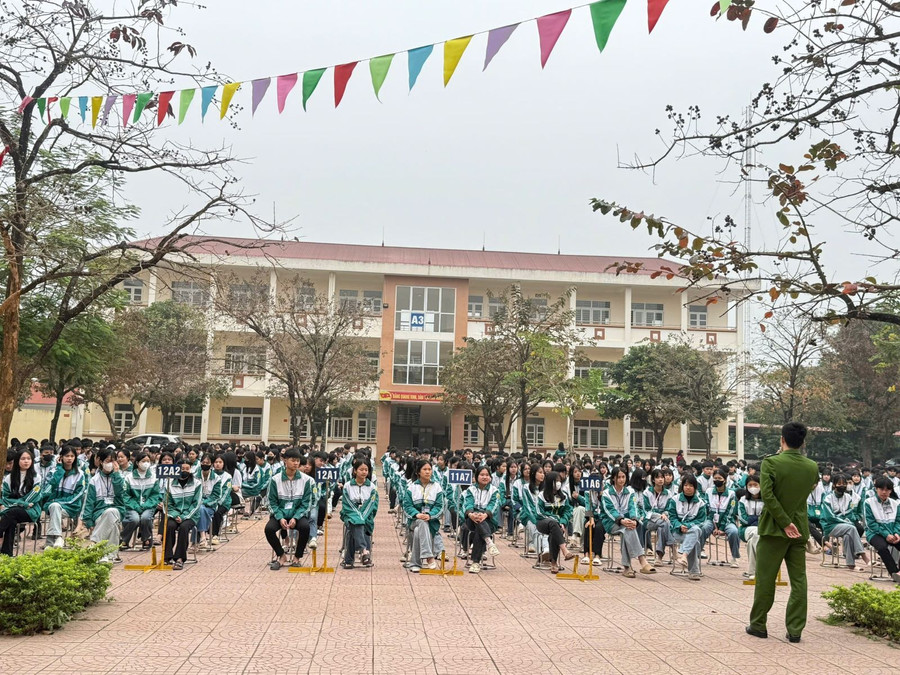 Công an xã Tam Nông tuyên truyền giáo dục pháp luật trong dịp cận tết Nguyên đán Bính Ngọ cho học sinh.