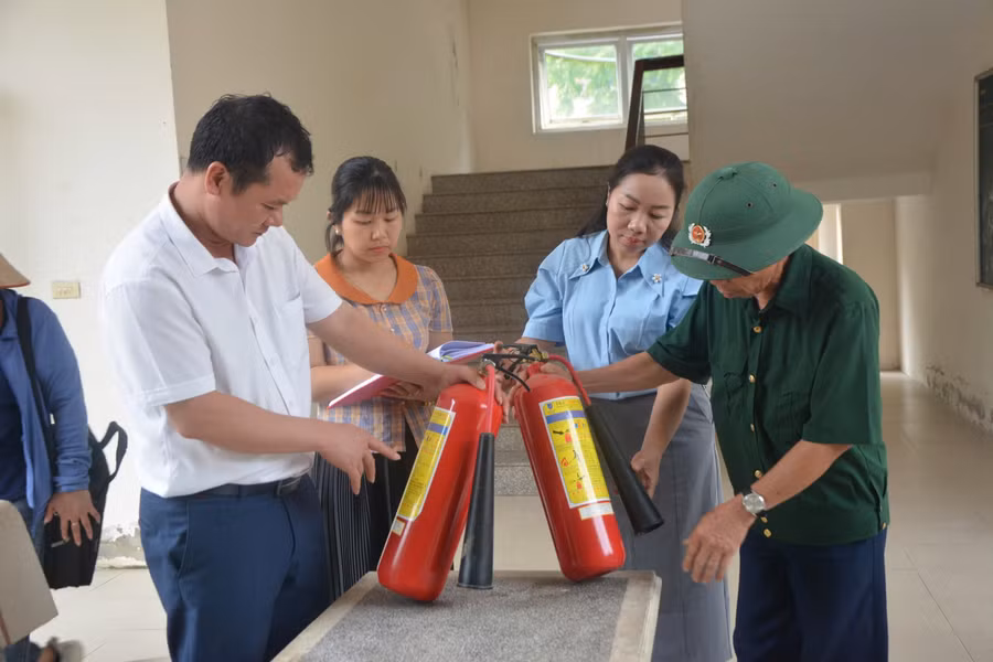 Tiểu ban cơ sở vật chất Trường THPT Nguyễn Duy Thì (Bình Xuyên, Vĩnh Phúc) kiểm tra cơ sở vật chất các phòng thi.