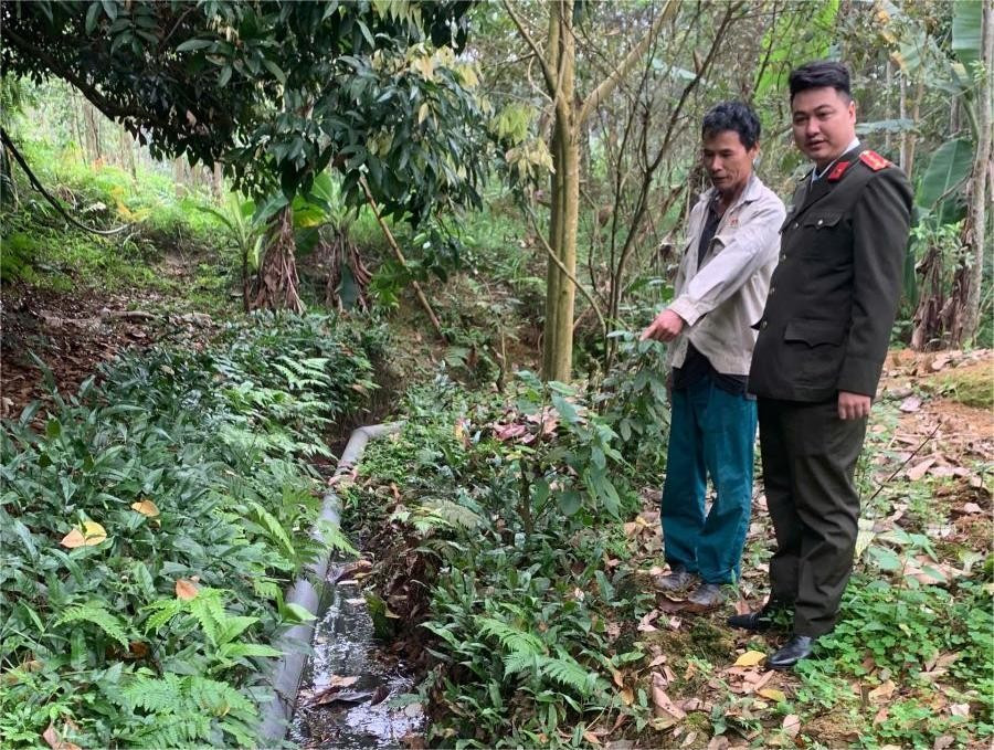 Công an kiểm tra khu vực ô nhiễm môi trường do nước thải từ cơ sở chăn nuôi lợn chảy ra. Ảnh: Công an xã Đoan Hùng