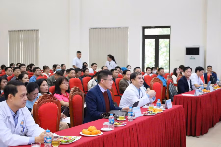 Đại biểu tham gia hội thảo khoa học do Bệnh viện Đa khoa Hòa Bình tổ chức.