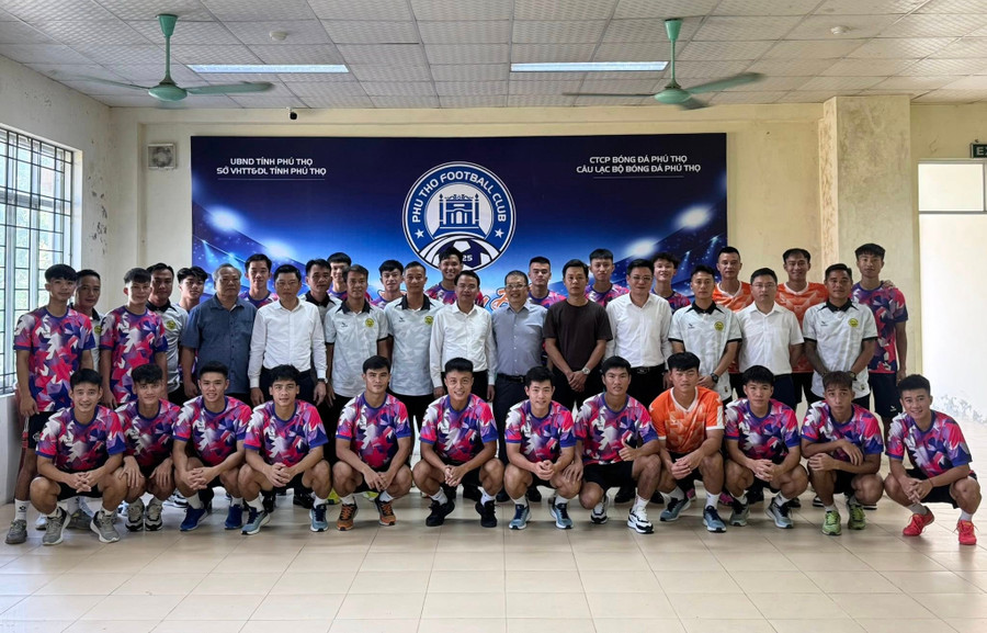 Bí thư Tỉnh uỷ Phú Thọ thăm và động viên CLB.