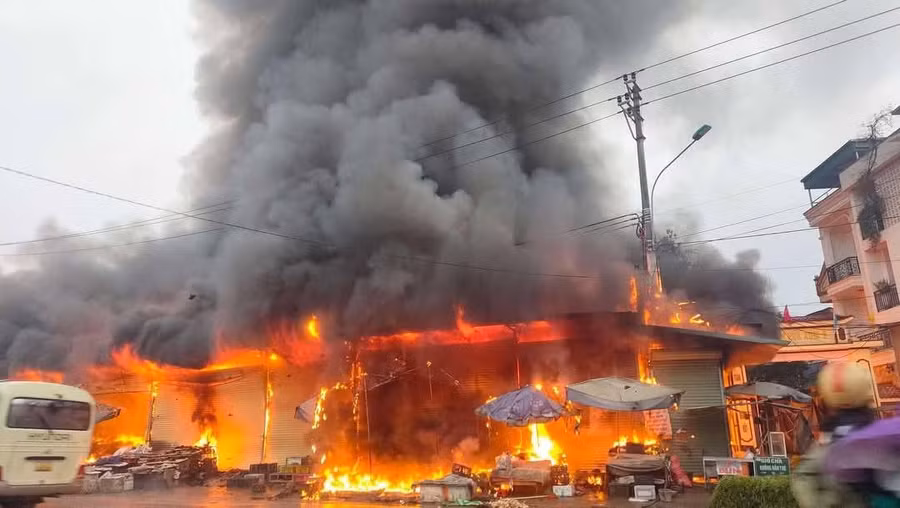 Ngọn lửa bao trùm khu chợ Trung Môn.