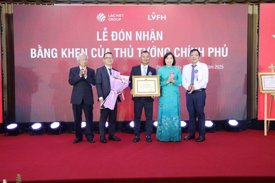 Bà Phùng Thị Kim Nga (thứ 2 từ phải qua), Phó Chủ tịch UBND tỉnh Phú Thọ trao Bằng khen của Chủ tịch UBND tỉnh cho Công ty Cổ phần Tập đoàn Lạc Việt. img-1069-1758943208.jpg