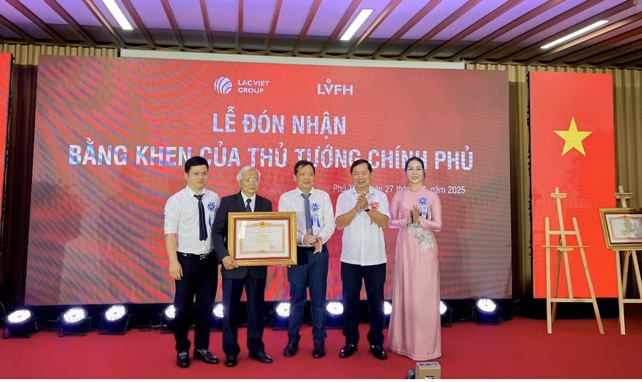 Thượng tướng Lê Huy Vịnh (thứ 2 từ phải qua), Thứ trưởng Bộ Quốc phòng trao Bằng khen cho Công ty CP Tập đoàn Lạc Việt.