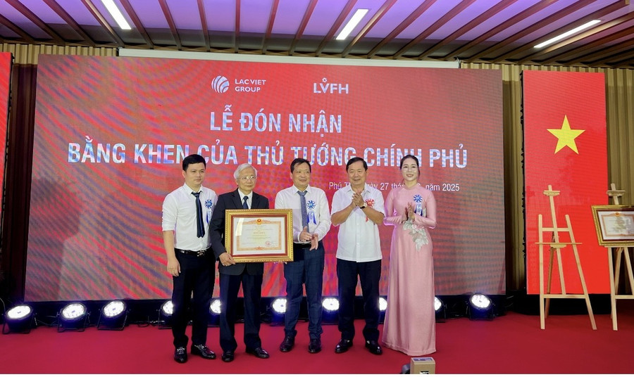 Thượng tướng Lê Huy Vịnh (thứ 2 từ phải qua), Thứ trưởng Bộ Quốc phòng trao Bằng khen cho Công ty CP Tập đoàn Lạc Việt.