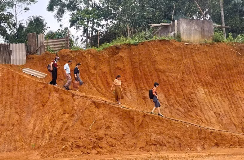 Giáo viên Trường Tiểu học Đại An (Phú Thọ) trên đường triển khai công tác điều tra, thống kê phổ cập giáo dục năm 2025. Ảnh: Trường Tiểu học Đại An 