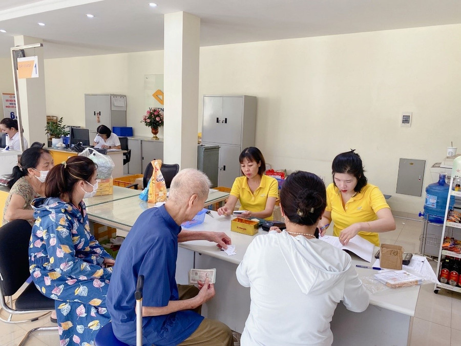 Bảo hiểm Xã hội khu vực Hòa Bình phối hợp với Bưu điện tỉnh thực hiện chi trả kịp thời các chế độ chính sách đối với người cao tuổi.