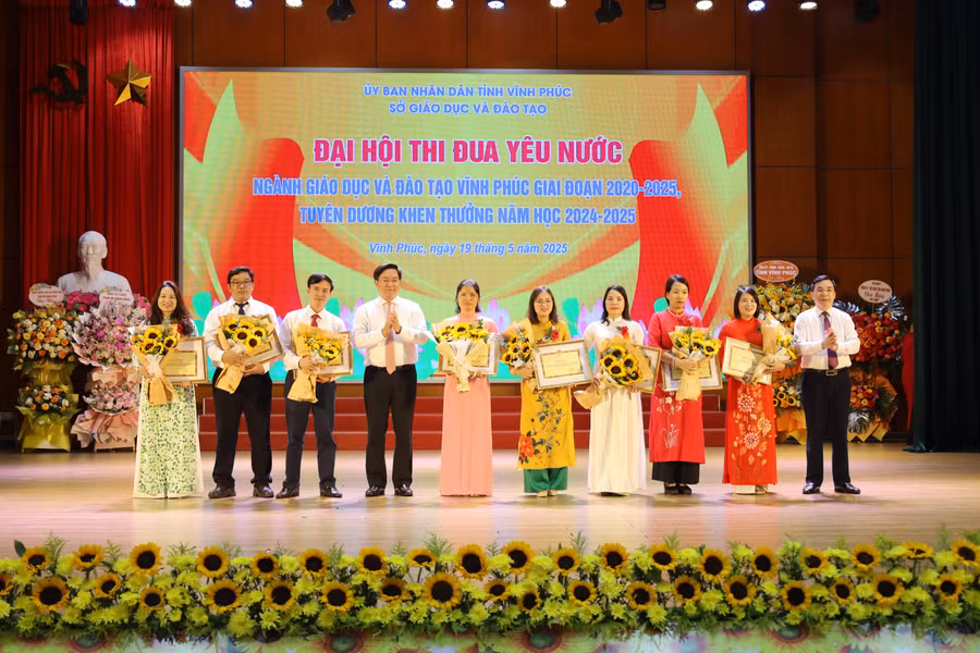 Phó Bí thư Thường trực Tỉnh ủy và Chủ tịch UBND tỉnh Vĩnh Phúc khen thưởng giáo viên có học sinh đoạt giải Nhất quốc gia.