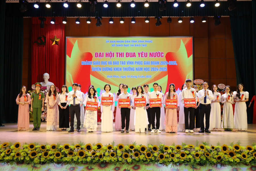 Phó Chủ tịch UBND tỉnh Vĩnh Phúc Nguyễn Khắc Hiếu và Giám đốc Sở GD&ĐT Vĩnh Phúc Nguyễn Phú Sơn khen thưởng học sinh đỗ thủ khoa kỳ thi tuyển sinh đại học. img-6982.jpg