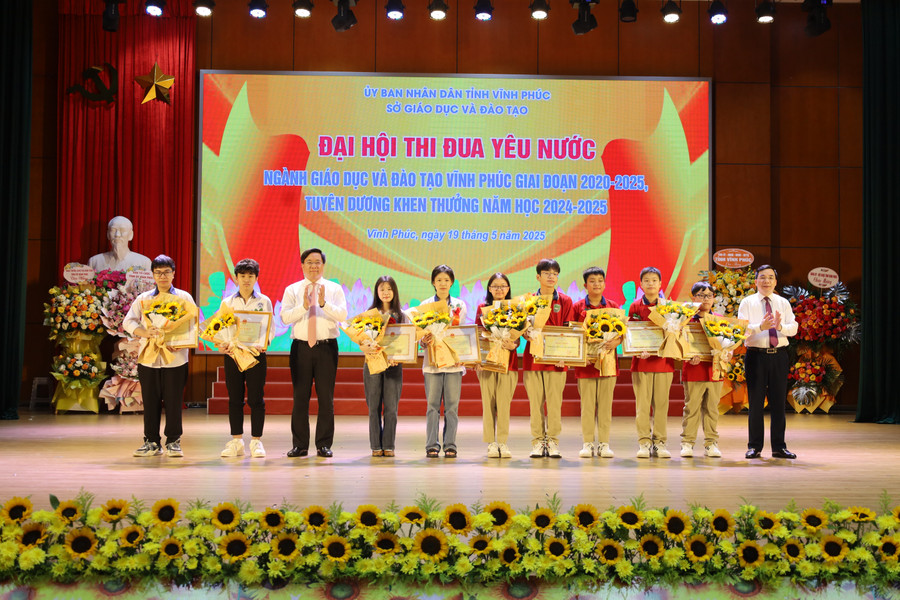 Phó Bí thư Thường trực Tỉnh ủy và Chủ tịch UBND tỉnh Vĩnh Phúc khen thưởng học sinh đoạt giải Nhất quốc gia. img-6942.jpg