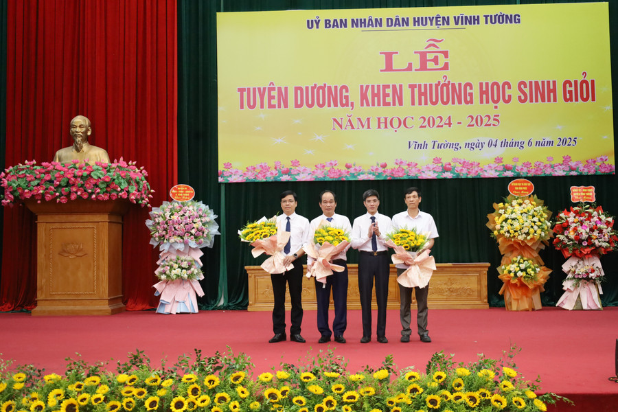3 tập thể có thành tích xuất sắc năm học 2024-2025 được lãnh đạo huyện Vĩnh Tường khen thưởng. 1.jpg