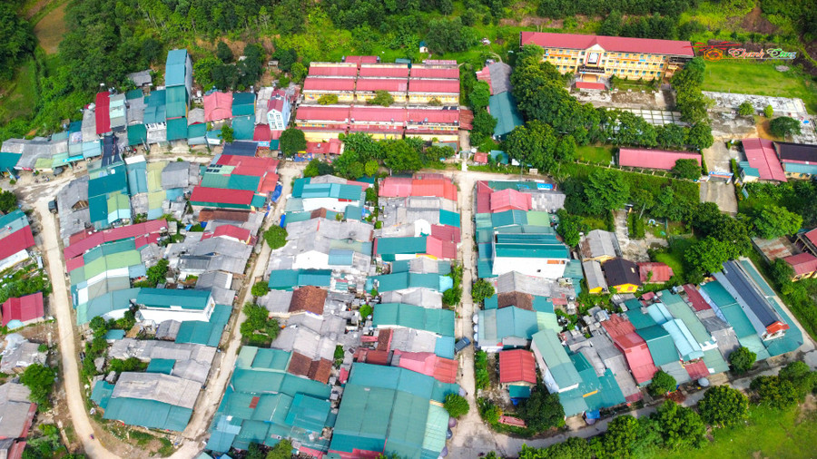 Thôn tái định cư Bản Chợ, xã Yên Hoa ngày một phát triển. 2-thon-ban-cho.jpg