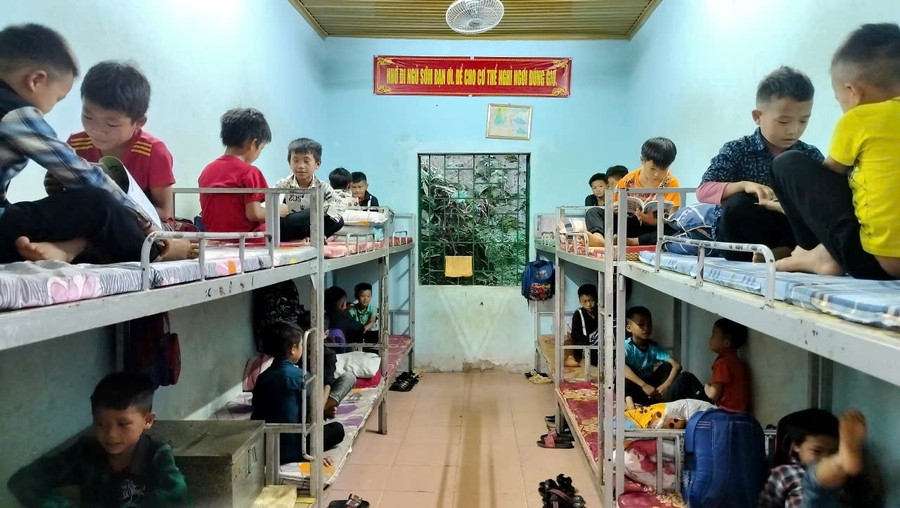 Học sinh nhà trường đang sinh hoạt tại khu nhà với 9 phòng cấp 4 2-phong-o.jpg