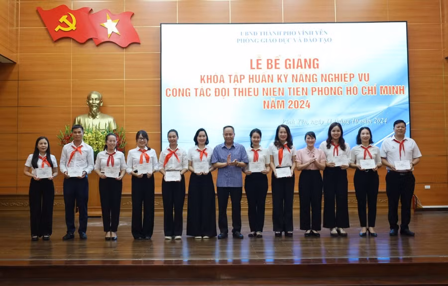 Ban tổ chức trao giấy chứng nhận cho các giáo viên tham gia lớp tập huấn.