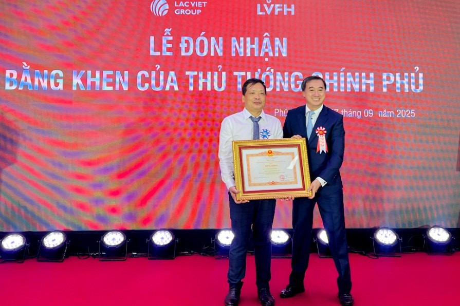 GS.TS Trần Văn Thuấn (bìa phải), Thứ trưởng Bộ Y tế trao tặng bằng khen của Bộ Y tế cho Công ty Cổ phần Tập đoàn Lạc Việt. img-20250927-135523.jpg