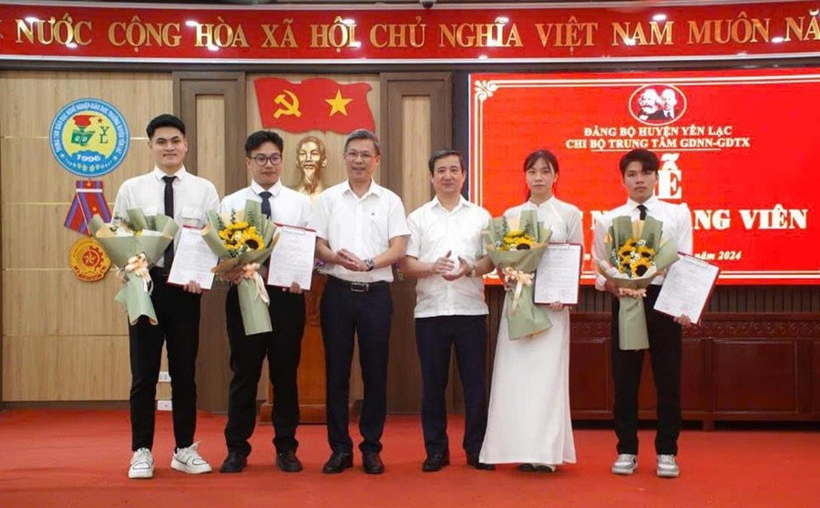 Lễ kết nạp Đảng tại Trung tâm GDNN-GDTX huyện Yên Lạc.